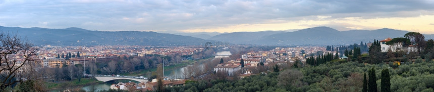 佛罗伦萨市顶端景色意大利托斯卡纳在阿诺河图片