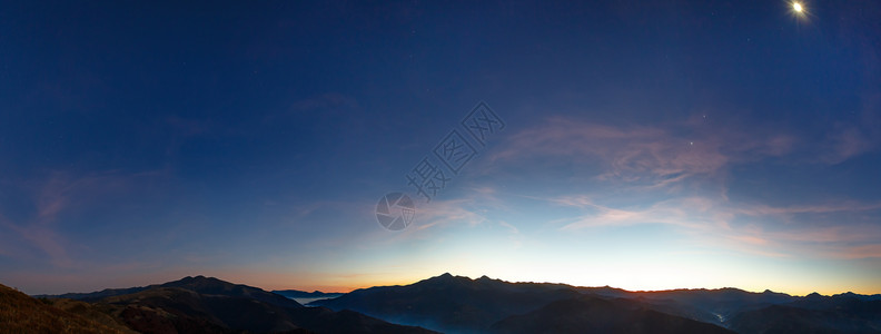 秋夜全景天空里有星和月亮背景图片