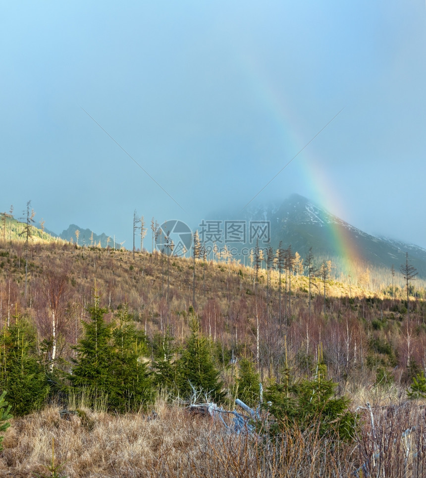 山上灰色云彩的虹多图片