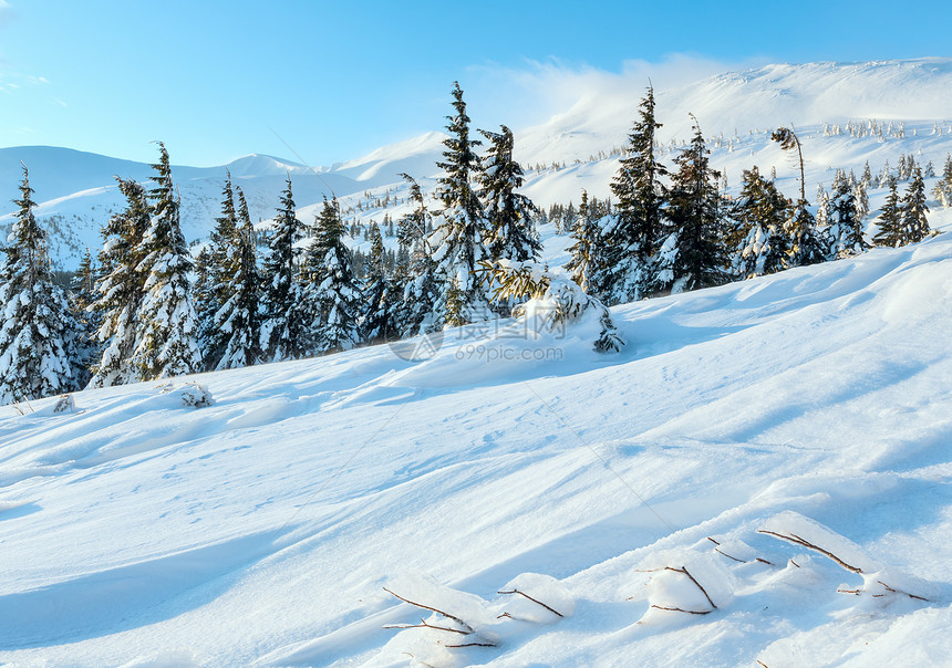上午冬季山区风景坡上有云和木林喀尔巴阡山图片