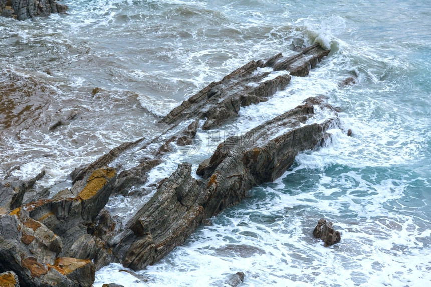 晚间海岩岸观西班牙阿尼亚海滩大西洋图片