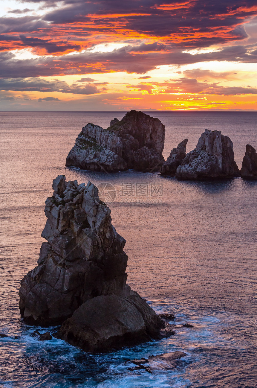 日落的阿尼亚海滩岩石西班牙大洋图片