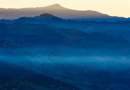 上午秋天喀尔巴阡山日出风景图片