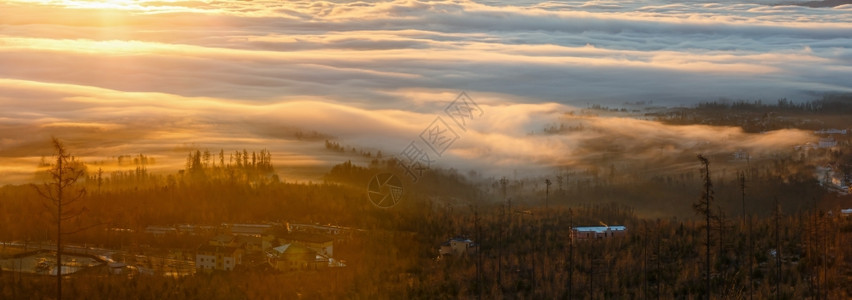 清晨的太阳照亮云漂浮在山谷上乡村全景图片