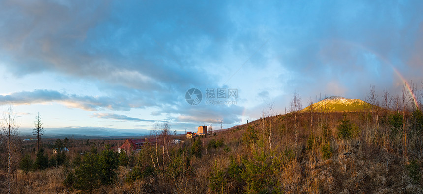 云彩多的虹云天空背景山地的清晨全景图片