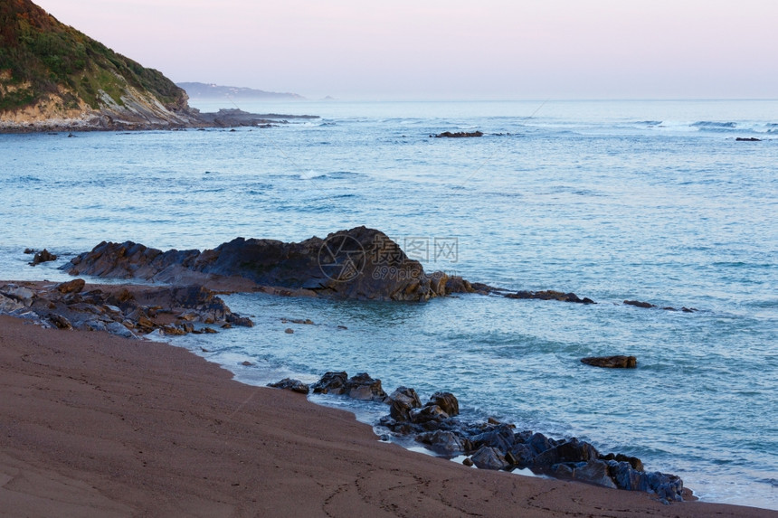 从海滩法国圣胡安德卢斯附近比凯湾向日出海岸看图片