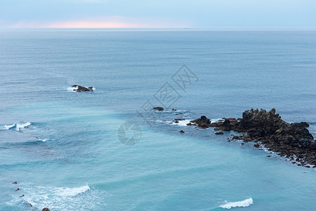日落的海洋岩石岸景观西班牙图片