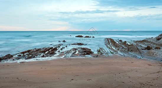 黄昏的海洋岸有尖锐的分层岩大西洋班牙高清图片