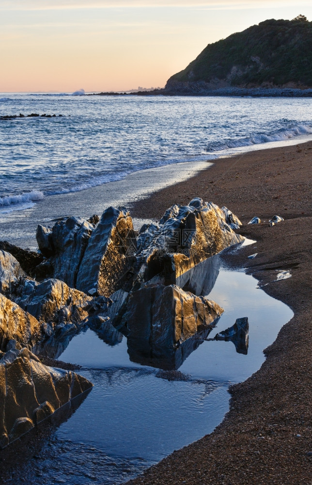 从海滩法国圣胡安德卢斯附近比凯湾看日落的海洋岸图片