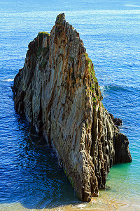 桑迪梅索塔海滩和靠近西班牙大洋海岸景观的尖石图片