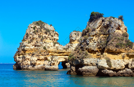 海滩附近的黄悬崖葡萄牙阿尔加夫PontadaPiedade背景图片