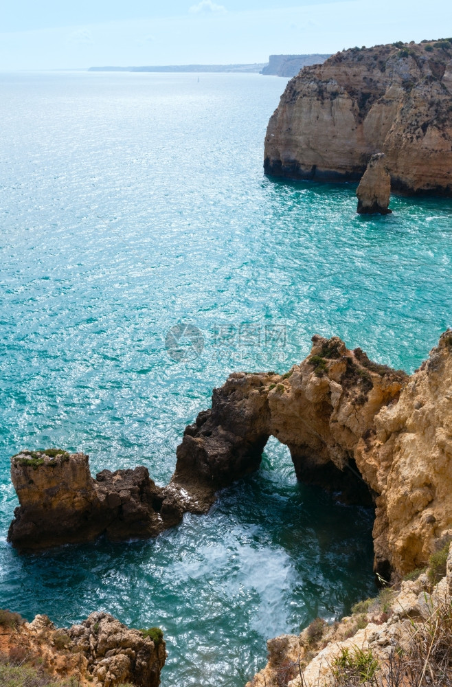 大西洋夏季岩石海岸线视图PontadaPiedadeLagosAlgarve葡萄牙图片