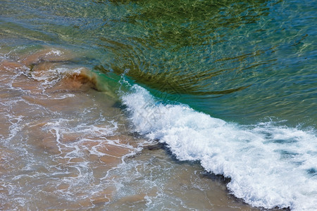 带泡沫的海洋冲浪波自然背景图片