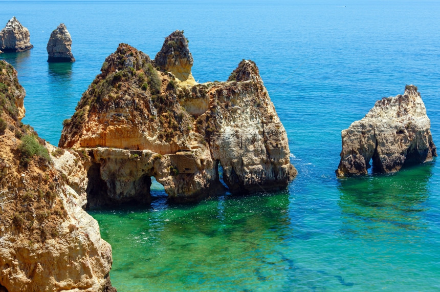 伊尔茅斯海滩附近的岩石顶视图葡萄牙阿尔加维阿尔沃波尔蒂毛图片
