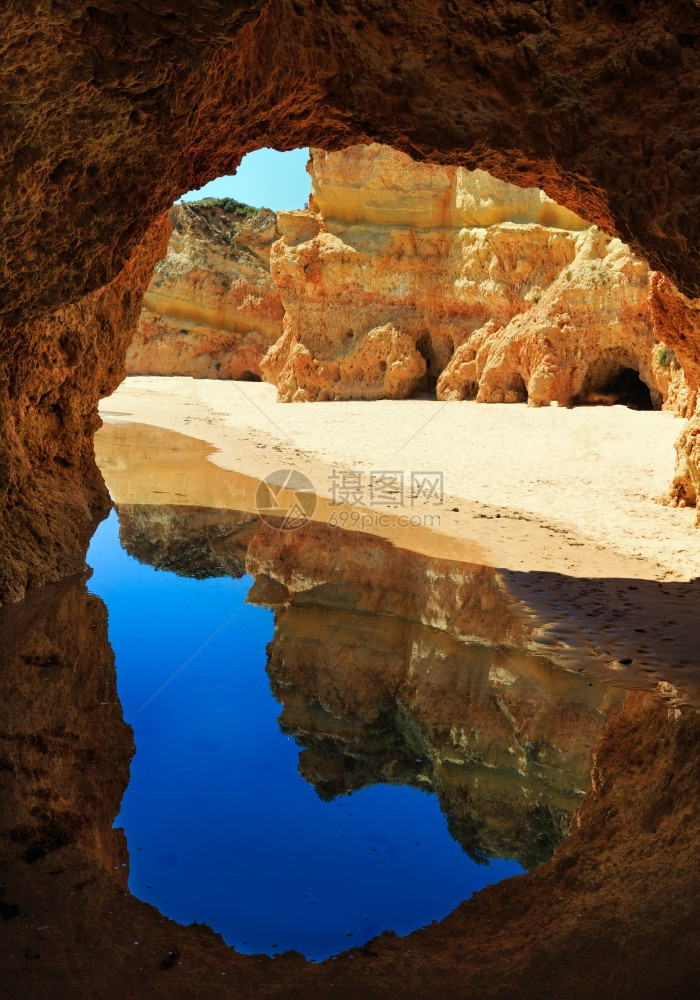 通过岩石拱门观察沙滩多斯特雷伊尔马奥波蒂莫阿尔沃加夫葡萄牙图片