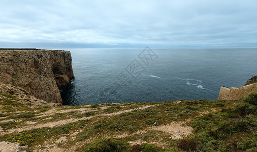 夏季大西洋岩石海岸圣文森特角萨格雷斯阿尔加夫葡萄牙南部图片
