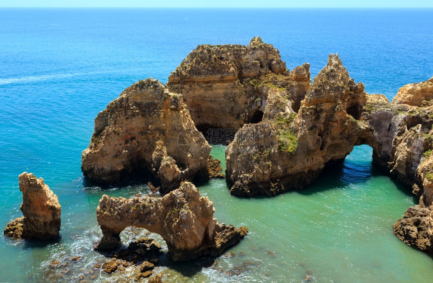 葡萄牙阿尔加夫PontadaPiedade的拉各斯镇海岸线沿的一组岩石结构图片