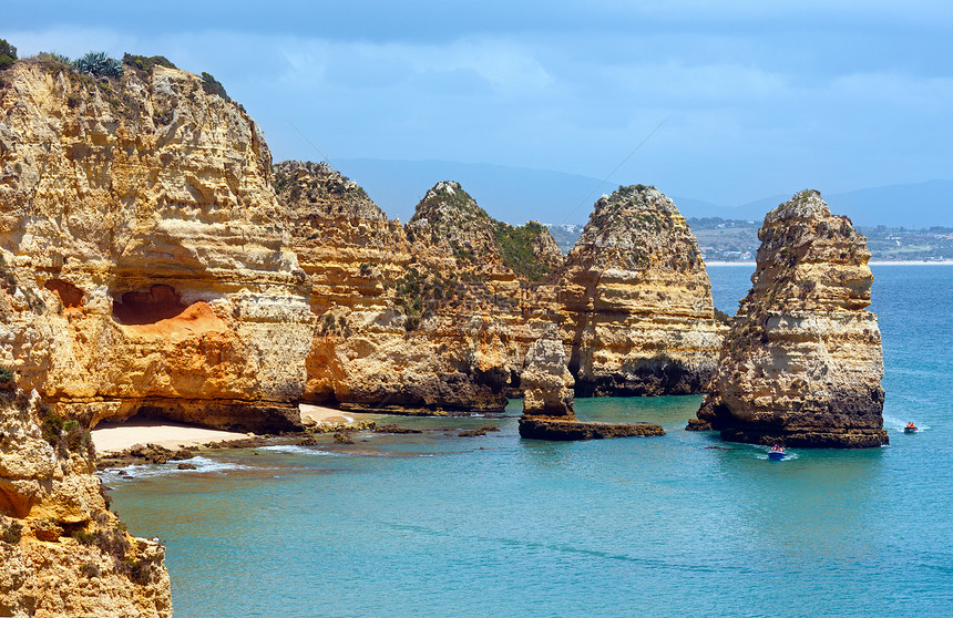 黄岩海岸葡萄牙阿尔加夫拉各斯镇PontadaPiedade所有船只上的人都无法辨认图片