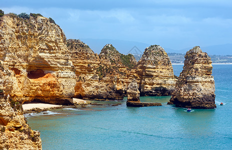 黄岩海岸葡萄牙阿尔加夫拉各斯镇PontadaPiedade所有船只上的人都无法辨认背景图片