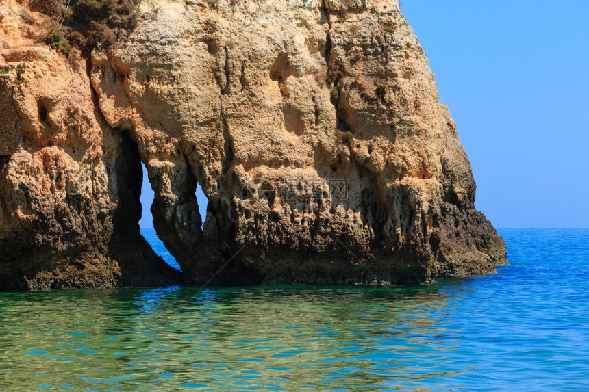 多斯特雷伊尔马奥海滩附近的岩石葡萄牙阿尔沃加夫帕蒂莫阿尔沃图片