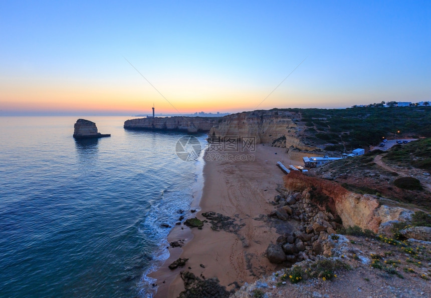 海边的日落景色与本塔多祭坛灯塔PraiadaAfurada海滩FerragudoLagoaAlgarve葡萄牙西景图片