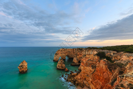 晚间大西洋岩石海岸线最顶端葡萄牙阿尔加韦拉戈亚附近背景图片