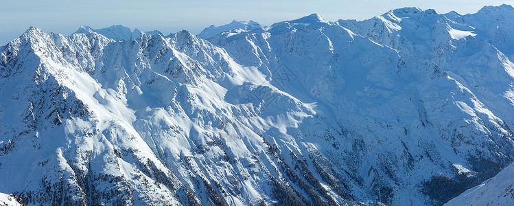 在雪坡上从木屋滑升起的冬季山景奥地利提洛尔高清图片