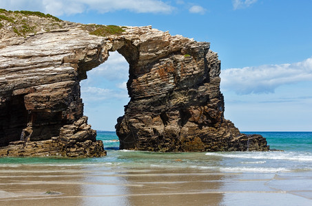 低潮下大教堂海滩上的自然岩石拱门坎塔布里克海岸卢戈加利西亚班牙背景