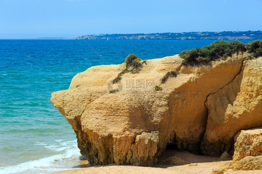 夏季沙滩上的岩石丘Albufeira海滩葡萄牙阿尔加维图片