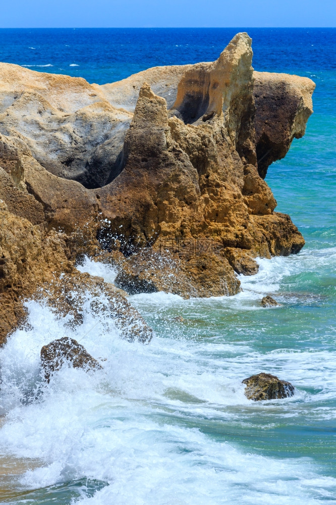 夏季大西洋岩石海岸观测浪喷发阿尔布费拉郊区阿尔加维葡萄牙图片