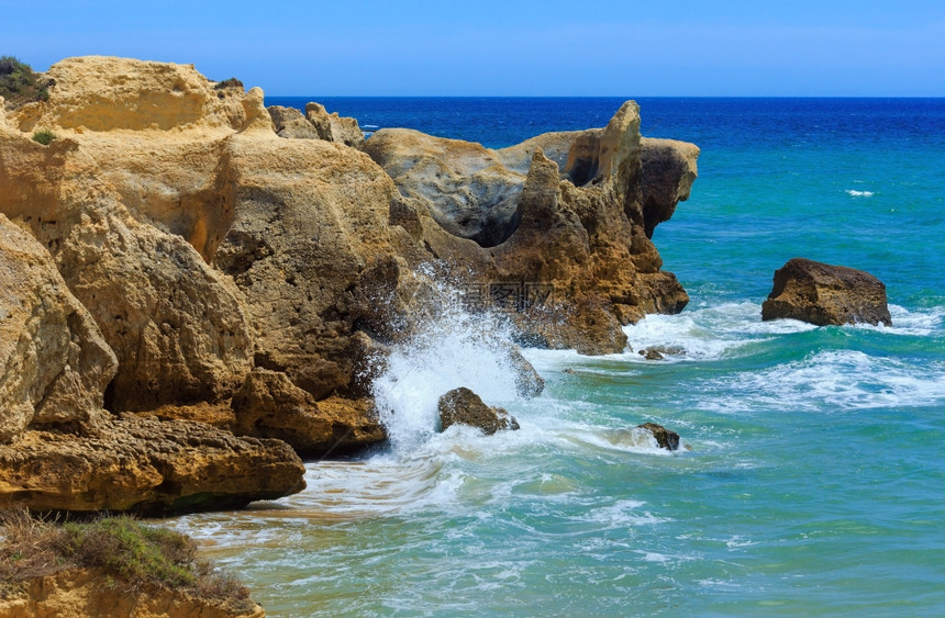 夏季大西洋岩石海岸观测浪喷发阿尔布费拉郊区阿尔加维葡萄牙图片