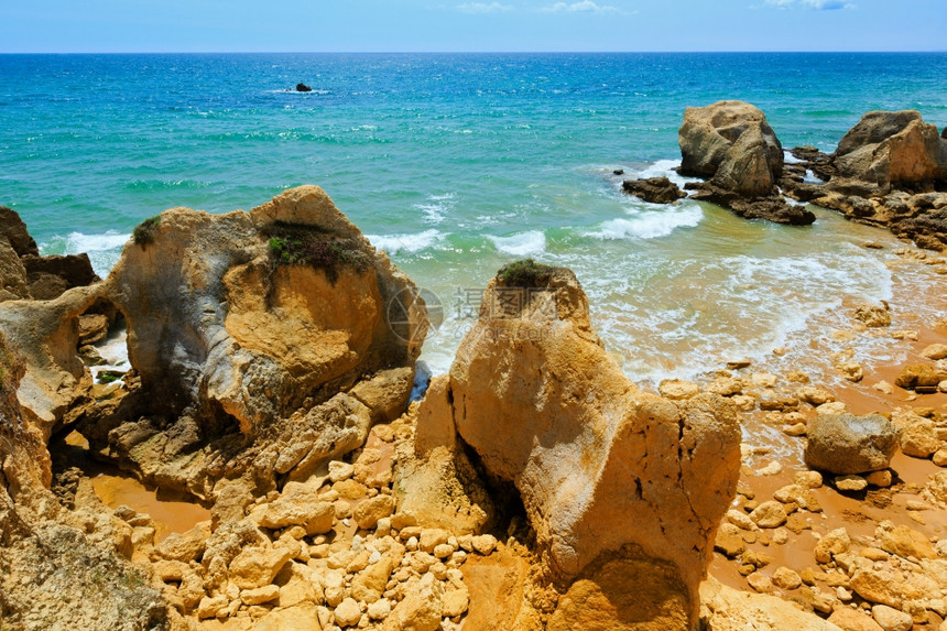 夏季大西洋岩石海岸观测葡萄牙阿尔加夫布费拉郊区图片