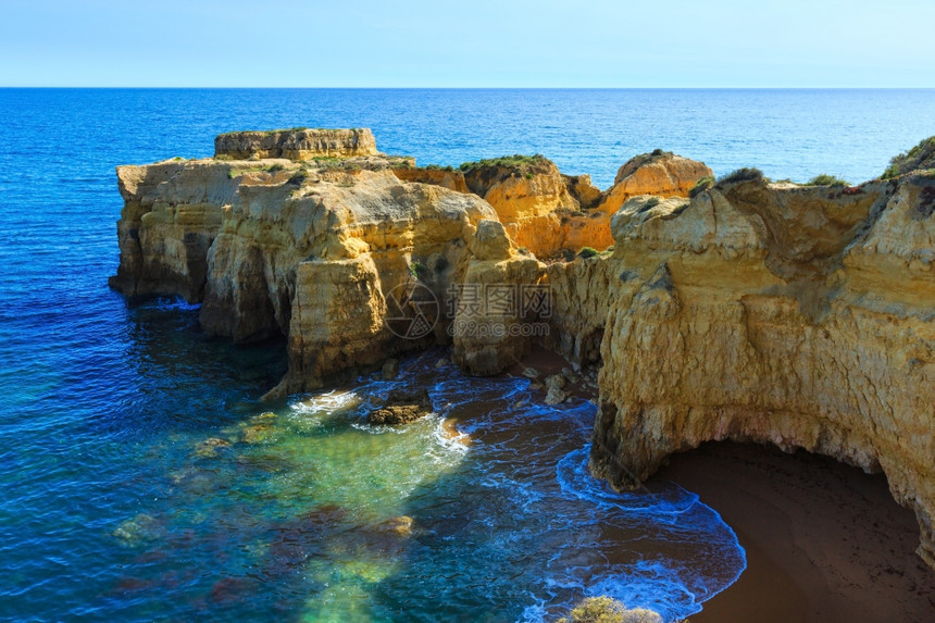 夏季大西洋黄色岩石海岸顶部视图葡萄牙阿尔加夫布费拉郊区图片