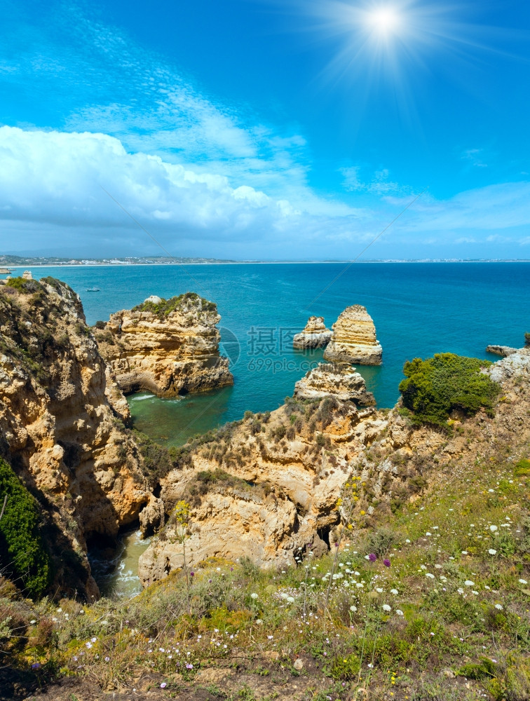 大西洋海夏季岩石岸线之上的阳光PontadaPiedadeLagosAlgarve葡萄牙图片