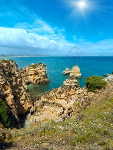 大西洋海夏季岩石岸线之上的阳光PontadaPiedadeLagosAlgarve葡萄牙背景图片