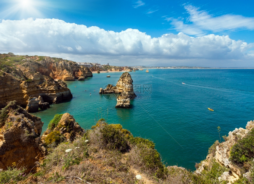 拉各斯镇夏季海岸线上的阳光葡萄牙阿尔加夫PontadaPiedadeAlgarve所有人都无法辨认图片