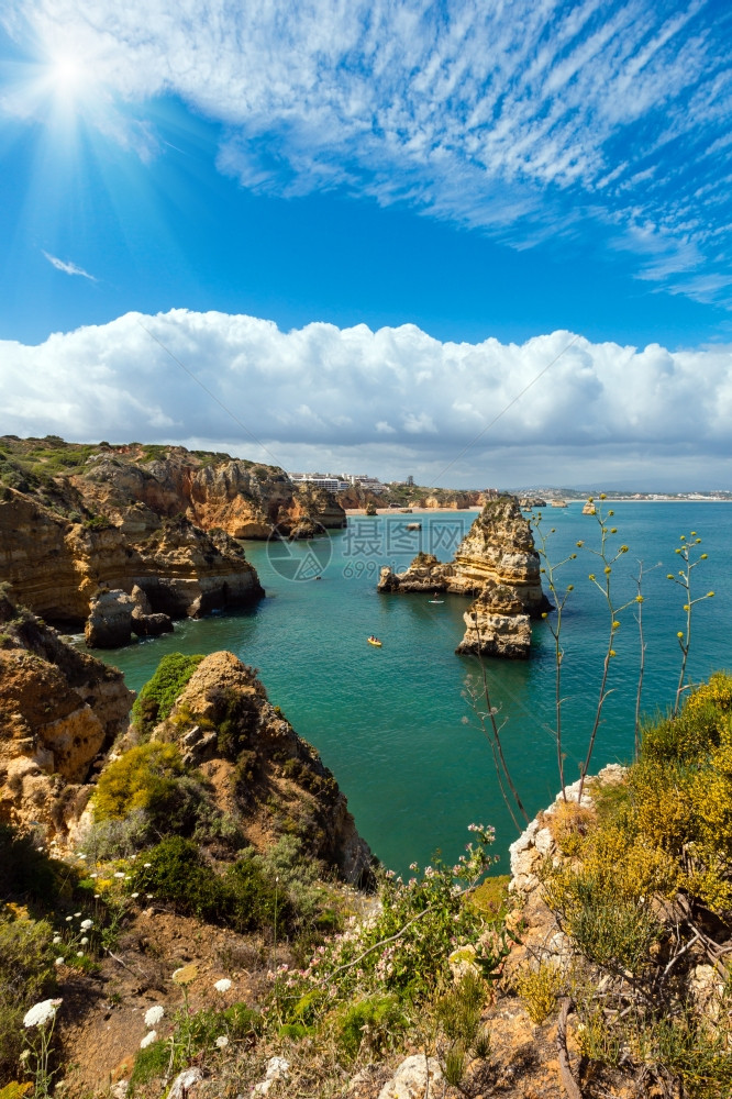 拉各斯镇夏季海岸线上的阳光葡萄牙阿尔加夫PontadaPiedadeAlgarve所有人都无法辨认图片