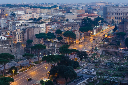 罗马之夜从维多利亚诺二号顶楼照亮了视野图片