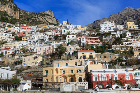 Amalfi镇海岸风景在意大利的岩石山上图片