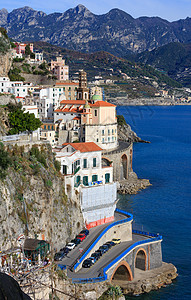 Amalfi镇海岸风景在意大利的岩石山上图片