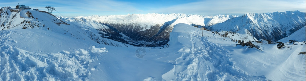 冬季山景雪坡上设有滑站奥地利泰罗尔全景图片
