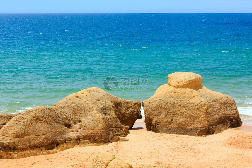夏季沙滩上的岩石丘Albufeira海滩葡萄牙阿尔加维图片