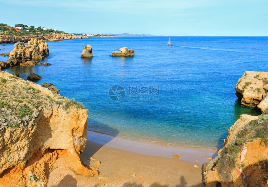沙滩上的黄色悬崖夏季大西洋岩石海岸顶部阿尔布费拉郊区葡萄牙阿尔加夫图片