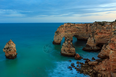 晚间大西洋岩石海岸线顶端拉果亚阿尔加维葡萄牙背景图片
