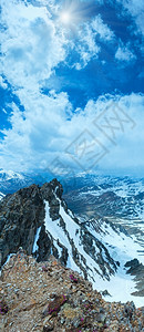 山顶的阳光景色花朵在悬崖和云上图片
