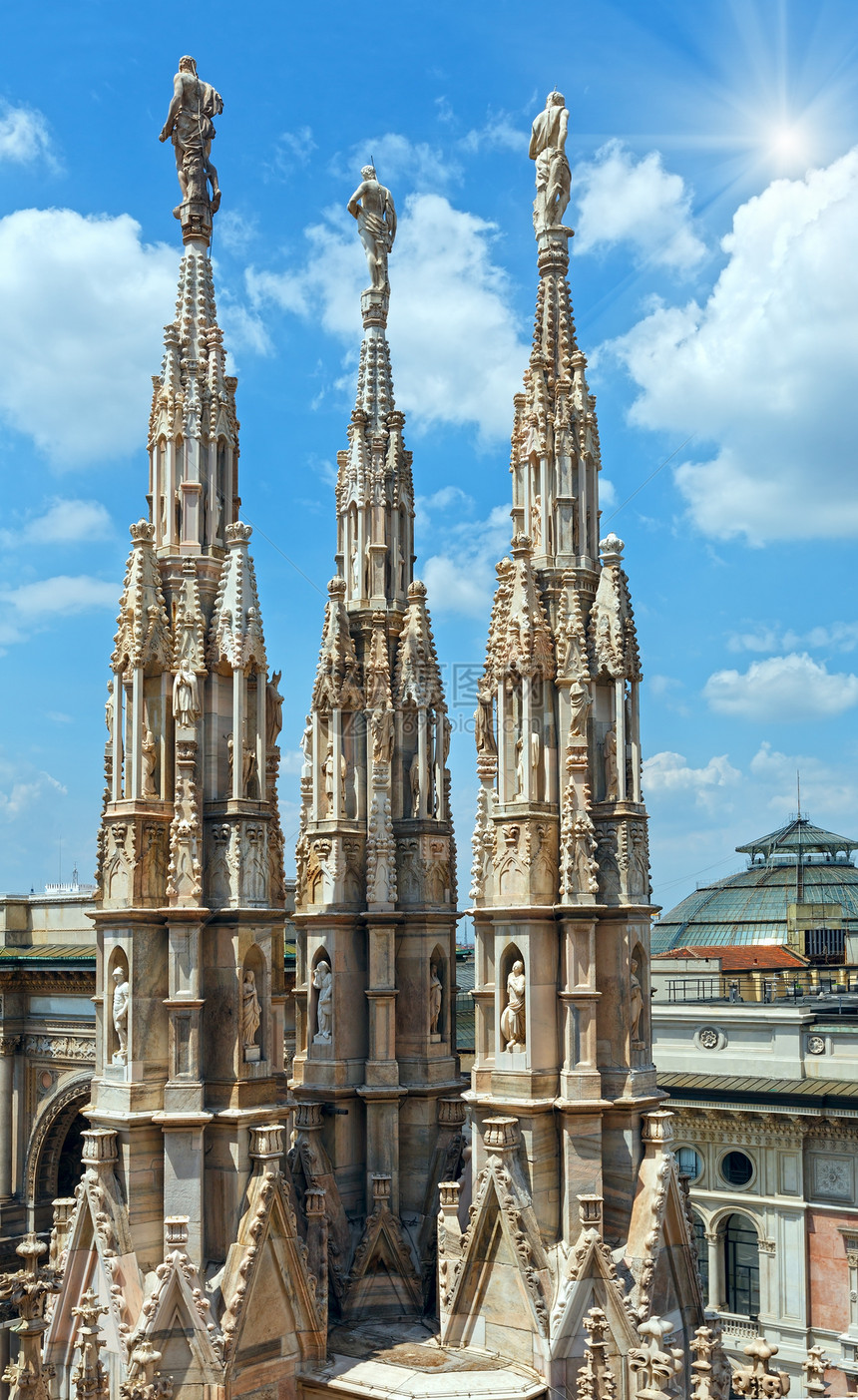 阳光米兰大教堂屋顶或米兰大教堂1386年开始修建但直到1813年才结束图片
