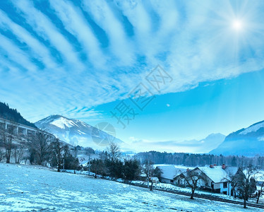 冬季山区阳光明媚的荒凉村庄景观奥地利图片