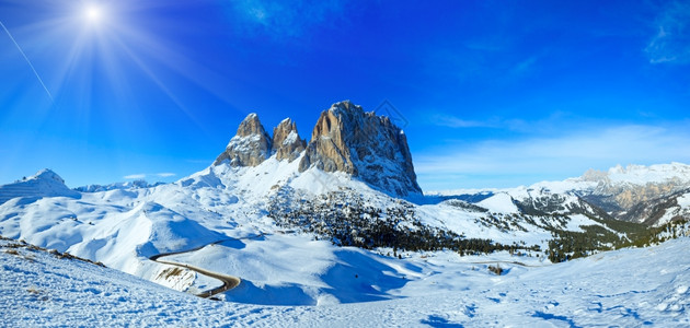 冬季阳光明媚的山地风景与道路图片