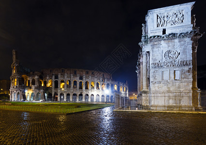 意大利罗马圆形大剧场和君士坦丁拱门的夜景图片