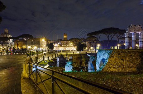 各莫寺罗马之夜意大利从左到右玛丽和特拉扬最圣名教堂专栏特拉詹斯市场论坛和凯撒金星吉纳特雷斯寺右背景